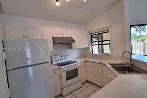 Снять в аренду таунхаус в Хомстед, Флорида 2 спальни, 88.35м2, № 2079128 - фото 7