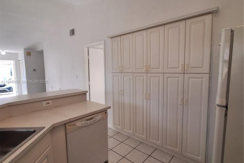 Снять в аренду таунхаус в Хомстед, Флорида 2 спальни, 88.35м2, № 2079128 - фото 9