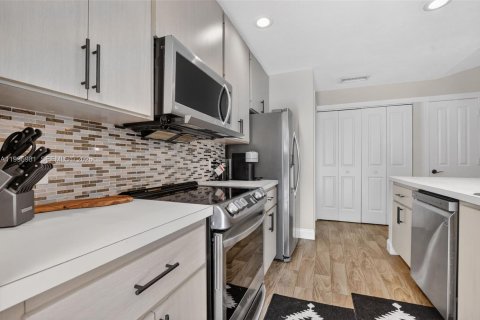 Купить виллу или дом в Палм-Бич-Гарденс, Флорида 2 спальни, 107.02м2, № 2059582 - фото 21