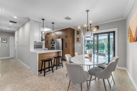 House in Miami, Florida 4 bedrooms, 174.19 sq.m. № 2030960 - photo 6