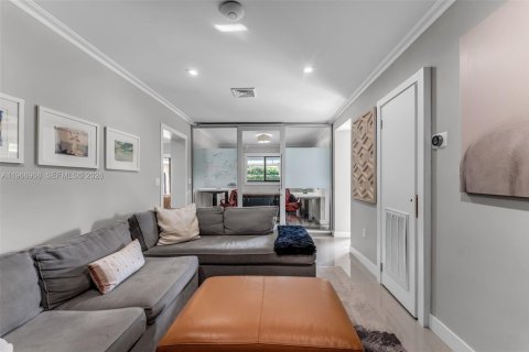 House in Miami, Florida 4 bedrooms, 174.19 sq.m. № 2030960 - photo 11