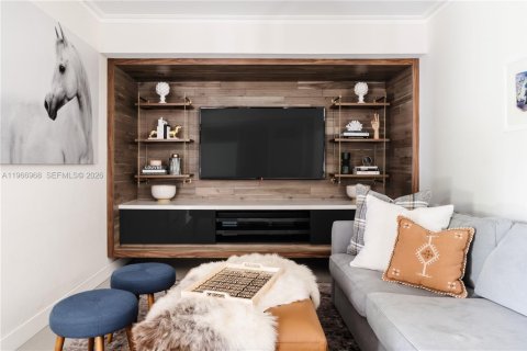 House in Miami, Florida 4 bedrooms, 174.19 sq.m. № 2030960 - photo 10