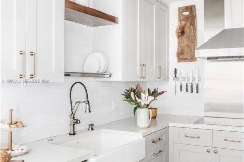 House in Miami, Florida 4 bedrooms, 174.19 sq.m. № 2030960 - photo 9