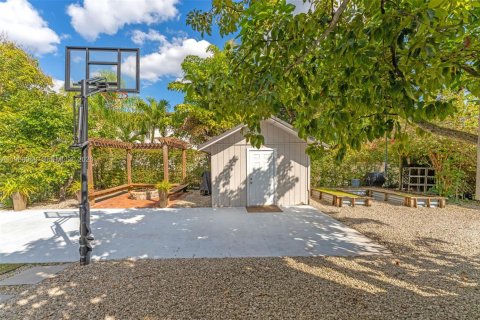 House in Miami, Florida 4 bedrooms, 174.19 sq.m. № 2030960 - photo 25