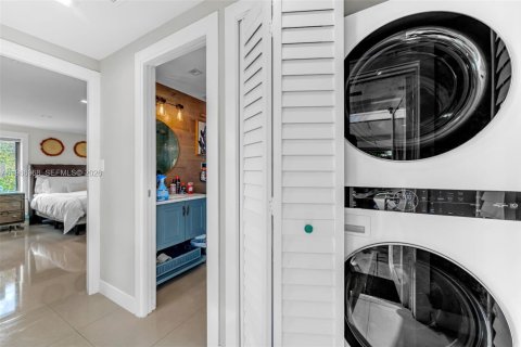 House in Miami, Florida 4 bedrooms, 174.19 sq.m. № 2030960 - photo 17