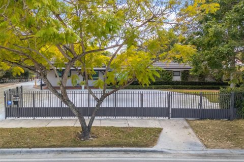 House in Miami, Florida 4 bedrooms, 174.19 sq.m. № 2030960 - photo 3