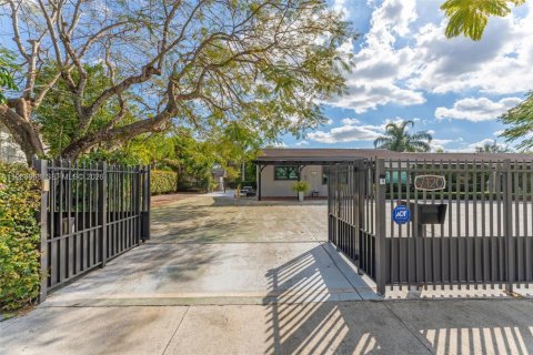 House in Miami, Florida 4 bedrooms, 174.19 sq.m. № 2030960 - photo 2