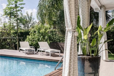 House in Miami, Florida 4 bedrooms, 174.19 sq.m. № 2030960 - photo 19