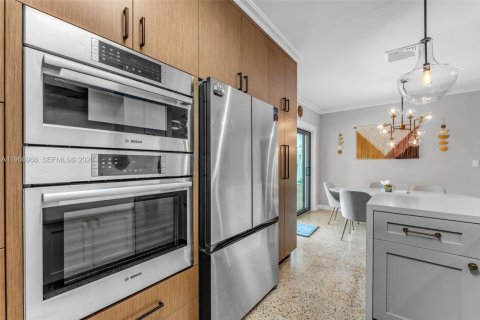 House in Miami, Florida 4 bedrooms, 174.19 sq.m. № 2030960 - photo 8