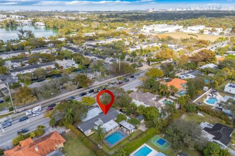 House in Miami, Florida 4 bedrooms, 174.19 sq.m. № 2030960 - photo 28