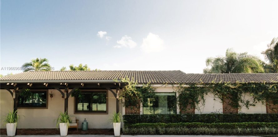 House in Miami, Florida 4 bedrooms, 174.19 sq.m. № 2030960