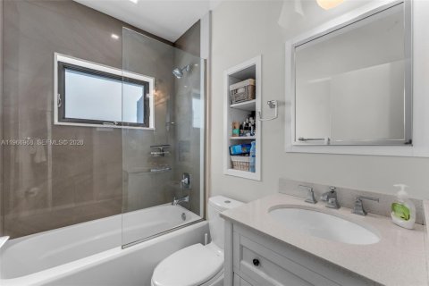 House in Miami, Florida 4 bedrooms, 174.19 sq.m. № 2030960 - photo 13