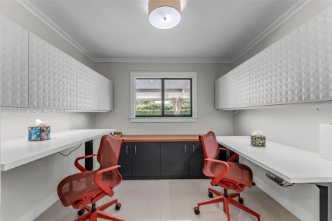 House in Miami, Florida 4 bedrooms, 174.19 sq.m. № 2030960 - photo 12