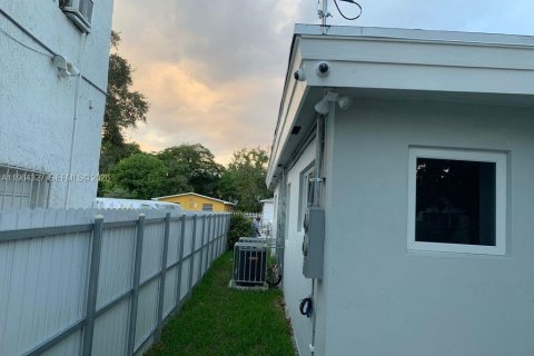 Commercial property in Miami, Florida 122.91 sq.m. № 2025906 - photo 4