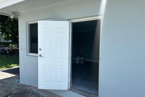 Commercial property in Miami, Florida 122.91 sq.m. № 2025906 - photo 13