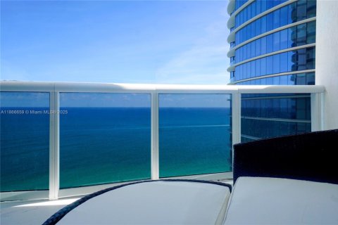 Condo in Sunny Isles Beach, Florida, 2 bedrooms  № 1897516 - photo 1
