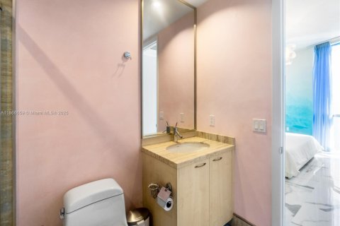 Condo in Sunny Isles Beach, Florida, 2 bedrooms  № 1897516 - photo 22