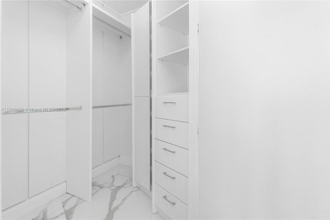 Condo in Sunny Isles Beach, Florida, 2 bedrooms  № 1897516 - photo 30
