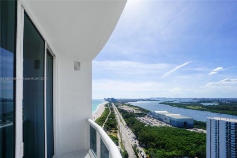 Condo in Sunny Isles Beach, Florida, 2 bedrooms  № 1897516 - photo 18
