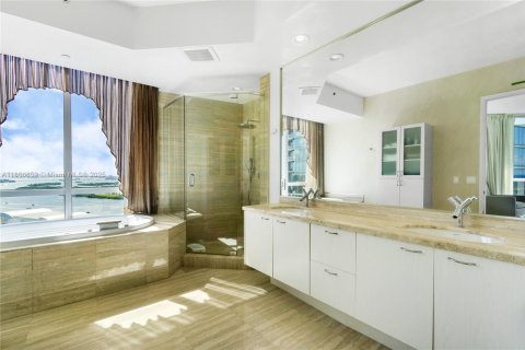 Condo in Sunny Isles Beach, Florida, 2 bedrooms  № 1897516 - photo 20