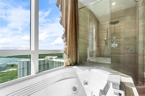 Condo in Sunny Isles Beach, Florida, 2 bedrooms  № 1897516 - photo 27