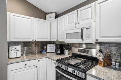 House in The Villages, Florida 3 bedrooms, 189.15 sq.m. № 2403361 - photo 22