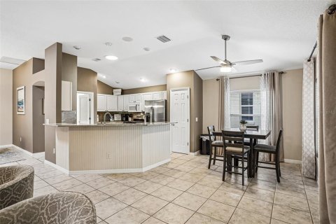 House in The Villages, Florida 3 bedrooms, 189.15 sq.m. № 2403361 - photo 11