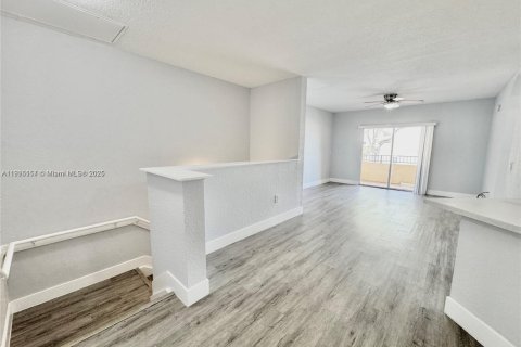 Condo in North Lauderdale, Florida, 1 bedroom  № 1971380 - photo 5