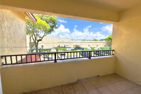 Condo in North Lauderdale, Florida, 1 bedroom  № 1971380 - photo 12