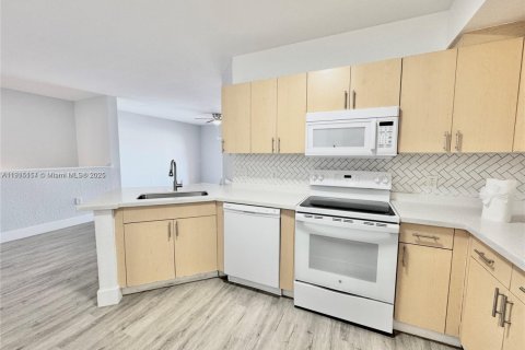 Condo in North Lauderdale, Florida, 1 bedroom  № 1971380 - photo 6