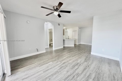 Condo in North Lauderdale, Florida, 1 bedroom  № 1971380 - photo 4