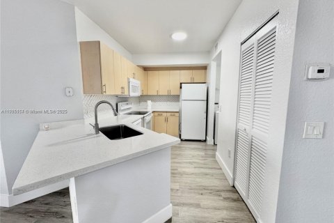 Condo in North Lauderdale, Florida, 1 bedroom  № 1971380 - photo 2