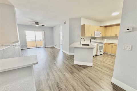 Condo in North Lauderdale, Florida, 1 bedroom  № 1971380 - photo 3