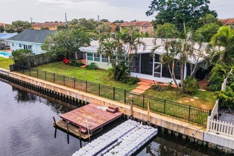 House in Saint Petersburg, Florida 3 bedrooms, 165.27 sq.m. № 1820515 - photo 3