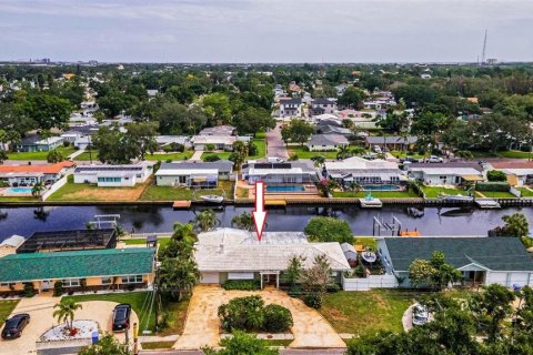 House in Saint Petersburg, Florida 3 bedrooms, 165.27 sq.m. № 1820515 - photo 2