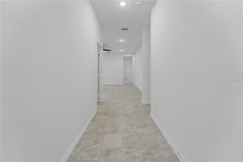 House in Orlando, Florida 4 bedrooms, 159.79 sq.m. № 2094361 - photo 5