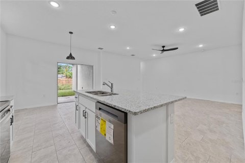 House in Orlando, Florida 4 bedrooms, 159.79 sq.m. № 2094361 - photo 12