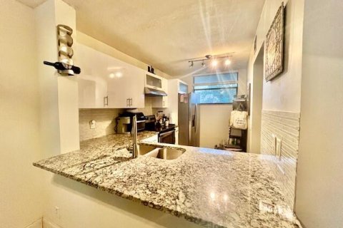 Condo in Oakland Park, Florida, 2 bedrooms  № 2154651 - photo 3