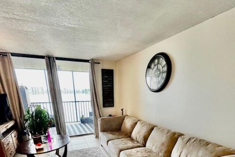 Condo in Oakland Park, Florida, 2 bedrooms  № 2154651 - photo 4