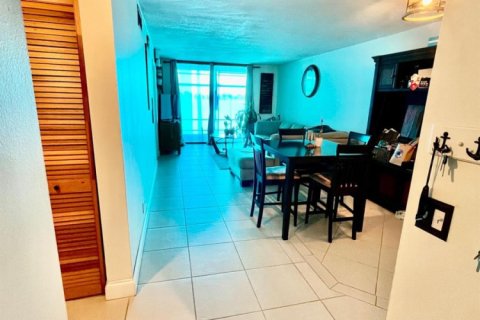 Condo in Oakland Park, Florida, 2 bedrooms  № 2154651 - photo 6