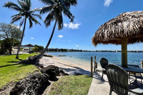 Condo in Oakland Park, Florida, 2 bedrooms  № 2154651 - photo 16