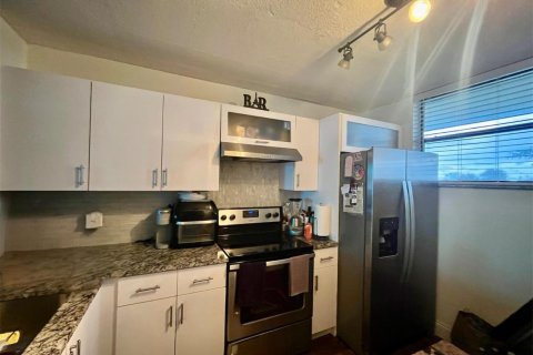 Condo in Oakland Park, Florida, 2 bedrooms  № 2154651 - photo 2
