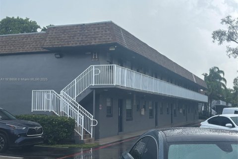 Condominio en Plantation, Florida, 1 dormitorio  № 2017112