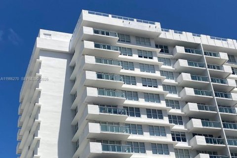 Кондоминиум с 1 спальней в Майами-Бич, Флорида № 2047938