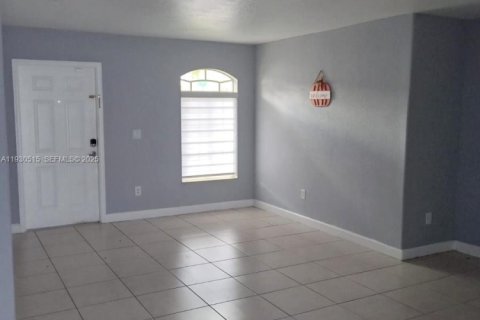 Снять в аренду таунхаус в Хайалиа, Флорида 3 спальни, 112.6м2, № 1989226 - фото 2