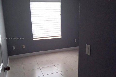 Снять в аренду таунхаус в Хайалиа, Флорида 3 спальни, 112.6м2, № 1989226 - фото 6