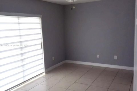 Снять в аренду таунхаус в Хайалиа, Флорида 3 спальни, 112.6м2, № 1989226 - фото 3