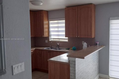 Снять в аренду таунхаус в Хайалиа, Флорида 3 спальни, 112.6м2, № 1989226 - фото 4