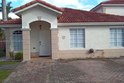 Снять в аренду таунхаус в Хайалиа, Флорида 3 спальни, 112.6м2, № 1989226 - фото 1