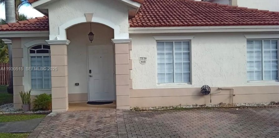 Таунхаус в Хайалиа, Флорида 3 спальни, 112.6м2 № 1989226